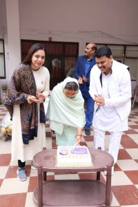 बिहार के पूर्व मुख्यमंत्री श्रीमती राबड़ी देवी जी के जन्मदिवसोत्सव एवं नववर्ष 2025 के अवसर पर पटना स्थित उनके आवास पर पहुँचकर जन्मदिन एवं नववर्ष 2025 की शुभकामनाएँ दी,साथ ही गरीबो के मसीहा आदरणीय श्री लालू प्रसाद यादव जी एवं बिहार के युवा तर्क यशस्वी नेता पूर्व उपमुख्यमंत्री श्री तेजस्वी प्रसाद यादव जी को नववर्ष की शुभकामनाएँ प्रेषित कर उनसे आशीर्वाद प्राप्त की।
#TejashwiYadav 
#LaluPrasadYadav 
#RabriDevi