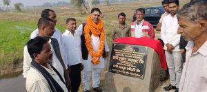 *विधायक ने परसडीह और ओरा पंचायत में सड़को का किया शिलान्यास* औरंगाबाद विधायक आनंद शंकर ने रविवार को विधान सभा क्षेत्र के ममका कर्जा पथ से सिमरा मोड़ और ओरा पंचायत के राष्ट्रीय राजमार्ग-2 तक (सेंट. जेवियर्स स्कूल और अमोला बीघा मार्ग से होते हुए) सड़क निर्माण का शिलान्यास किया गया। ये दोनों सड़को के बनने से न केवल ग्रामीण क्षेत्र सुगम यातायात से जुड़ेगा, बल्कि शिक्षा, स्वास्थ्य और रोजगार की संभावनाओं को भी नई उड़ान देगा। सेंट जेवियर्स स्कूल और अमोला बीघा मार्ग को जोड़ने वाली यह पहल क्षेत्र में विकास की रफ्तार को और तेज करेगी।