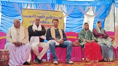 आचार्य शिशु शिक्षा निकेतन का 36 वां वार्षिक समारोह मनाया गया। गया संवाददाता अशोक शर्मा गया जिले के बाराचट्टी प्रखंड अंतर्गत सरवां बाजार स्थित आचार्य शिशु शिक्षा निकेतन में 36 वां वार्षिक समारोह धूमधाम से विद्यालय प्रांगण में मनाया गया। विद्यालय संस्थापक आचार्य जनार्दन तिवारी के अध्यक्षता में कार्यक्रम का आयोजन किया गया। कार्यक्रम में मुख्य अतिथि जिला परिषद सदस्य अरविंद कुमार यादव, पूर्व पैक्स अध्यक्ष सतीश कुमार सिंह,सरवां पंचायत के सरपंच श्रीमती नेहा रानी सभी ने दिप प्रज्वलित कर वार्षिक सोमवार का उद्घाटन किया। इस कार्यक्रम में स्कूली बच्चों के द्वारा रंगारंग कार्यक्रम प्रस्तुत किया गया। कार्यक्रम में उपस्थित स्कूली बच्चों के गार्जियन ने बच्चों के द्वारा प्रस्तुत किया गया नाटक संस्कृति कार्यक्रम को सराहा , वहीं जिला परिषद सदस्य अरविंद कुमार यादव ने कार्यक्रम को संबोधित करते हुए विद्यालय के संस्थापक आचार्य जनार्दन तिवारी संचालक गणेश शंकर विद्यार्थी विद्यालय के सभी शिक्षक एवं शिक्षिकाओं को बच्चों कों द्वारा किए गए प्रस्तुत नाटक बीटेक मुखिया पंचायत में विकास कार्य सही से करा सकती है। स्कूली बच्चों के द्वारा किया गया कार्यक्रम बहुत सराहनीय रहा इस कार्यक्रम में शामिल अर्तिथिको गार्जियन को अंग वस्त्र देखकर के सम्मानित किया गया। कार्यक्रम के अंत में आचार्य शिशु शिक्षा निकेतन के संचालक गणेश शंकर विद्यार्थी ने धन्यवाद ज्ञापन से कार्यक्रम का समापन किया।