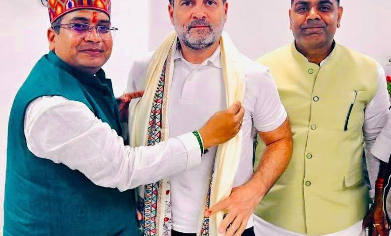 पटना एयरपोर्ट पर हमारे नेता श्री Rahul Gandhi जी के नई दिल्ली रवाना होने से पूर्व आत्मीय मुलाकात हुई। इस दौरान बिहार के राजनीतिक हालात पर महत्वपूर्ण चर्चा हुई, जिसमें राज्य की मौजूदा परिस्थितियों और भविष्य की रणनीतियों पर विचार-विमर्श किया गया।