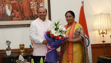दिल्ली में नेतृत्व, परिधान में बिहार का गौरव! नवनिर्वाचित मुख्यमंत्री श्रीमती रेखा गुप्ता जी ने मधुबनी पेंटिंग की साड़ी में माननीय उपराज्यपाल जी से मुलाकात कर सरकार बनाने का दावा पेश किया। यह केवल परिधान नहीं, बिहार और पूर्वांचल की संस्कृति, कला और सम्मान की पहचान है, जो देश में अपनी चमक बिखेर रही है!