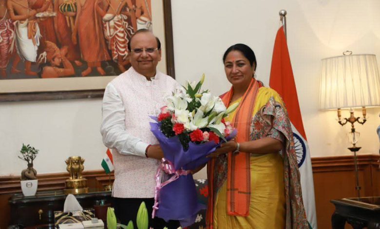 दिल्ली में नेतृत्व, परिधान में बिहार का गौरव! नवनिर्वाचित मुख्यमंत्री श्रीमती रेखा गुप्ता जी ने मधुबनी पेंटिंग की साड़ी में माननीय उपराज्यपाल जी से मुलाकात कर सरकार बनाने का दावा पेश किया। यह केवल परिधान नहीं, बिहार और पूर्वांचल की संस्कृति, कला और सम्मान की पहचान है, जो देश में अपनी चमक बिखेर रही है!