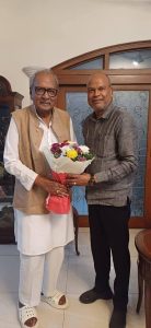 पूर्व राज्यपाल, हम सब के अभिभावक श्री निखिल कुमार जी से उनके दिल्ली स्थित आवास पर पहुंच उनका स्नेह, आशीर्वाद और मार्गदर्शन प्राप्त किया। उनके द्वारा मिले स्नेह और आशीर्वाद से अभिभूत हूँ।
इस स्नेह और आशीर्वाद के लिए आदरणीय निखिल कुमार जी को हृदय से आभार प्रकट करते हैं। 🙏