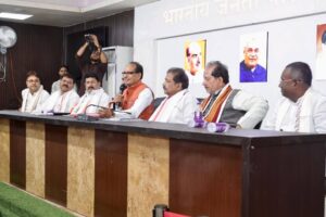 आज भाजपा प्रदेश कार्यालय में माननीय केंद्रीय कृषि मंत्री श्री Shivraj Singh Chouhan जी की गरिमामयी उपस्थिति में एनडीए के सहयोगी दलों के प्रदेश अध्यक्षों एवं वरिष्ठ नेताओं की महत्वपूर्ण बैठक सम्पन हुई।बैठक में आगामी 24 अप्रैल को मधुबनी में आयोजित होने वाले आदरणीय प्रधानमंत्री श्री नरेंद्र मोदी जी के प्रस्तावित कार्यक्रम की तैयारियों पर विस्तार से चर्चा हुई।
बैठक में माननीय प्रदेश अध्यक्ष डॉ Dilip Jaiswal जी, माननीय उपमुख्यमंत्री द्वय श्री Samrat Choudhary जी एवं श्री VIJAY KUMAR SINHA जी संग एनडीए के अन्य नेतागण उपस्थित रहे।
#NDA4Bihar